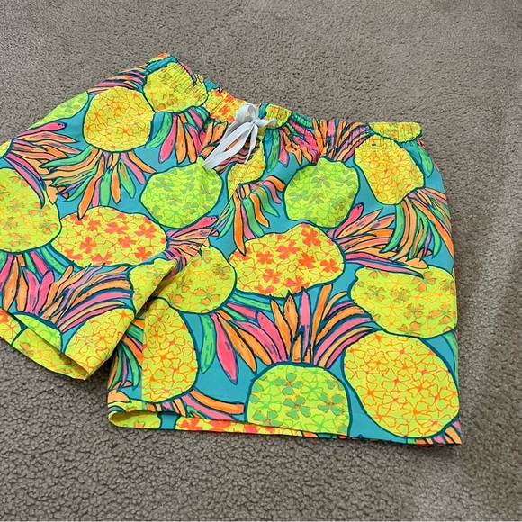 Chubbies Swimming Shorts Men’s X LARGE 
Look Colorful Pineapple 5.5” Swim Trunks - Picture 15 of 16